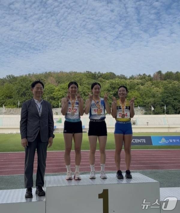 '밀양아리랑 2026전국육상경기대회' 입상자들이 시상대에 올라 기념사진을 찍고 있다. (전남교육청 제공, 재판매 및 DB 금지)/뉴스1