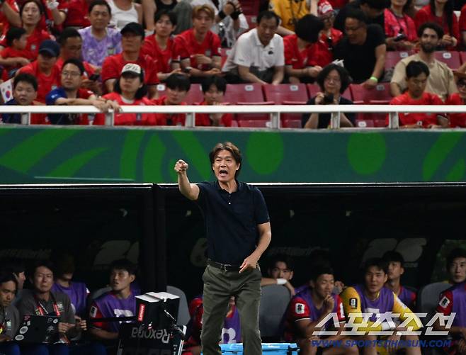 12일(한국시각) 멕시코 과달라하라 사포판의 에스타디오 과달라하라에서 열린 2026 북중미월드컵 대한민국과 체코의 경기. 홍명보 감독이 작전지시를 하고 있다. 사포판(멕시코)=허상욱 기자wook@sportschosun.com/2026.06.12/
