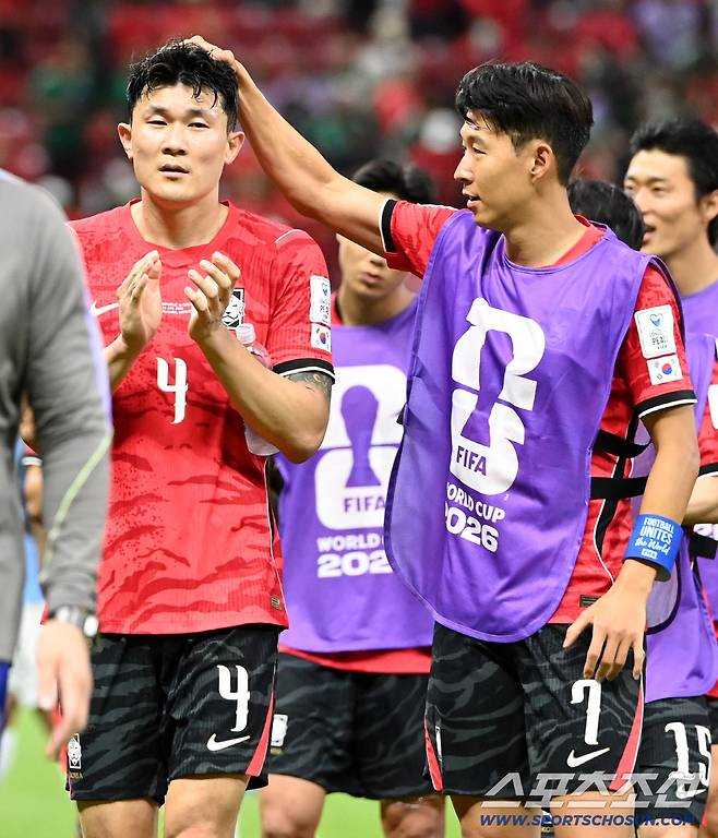 12일(한국시각) 멕시코 과달라하라 사포판의 에스타디오 과달라하라에서 열린 2026 북중미월드컵 대한민국과 체코의 경기. 대한민국이 2대1로 승리했다. 김민재와 손흥민이 기쁨을 나누고 있다. 사포판(멕시코)=허상욱 기자wook@sportschosun.com/2026.06.12/