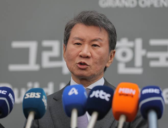 코리아풋볼파크 개관 소감 말하는 정몽규 대한축구협회장
(천안=연합뉴스) 류영석 기자 = 정몽규 대한축구협회장이 7일 공식 개관식이 열리는 충남 천안 코리아풋볼파크에서 취재진을 만나 소감을 말하고 있다. 2026.4.7