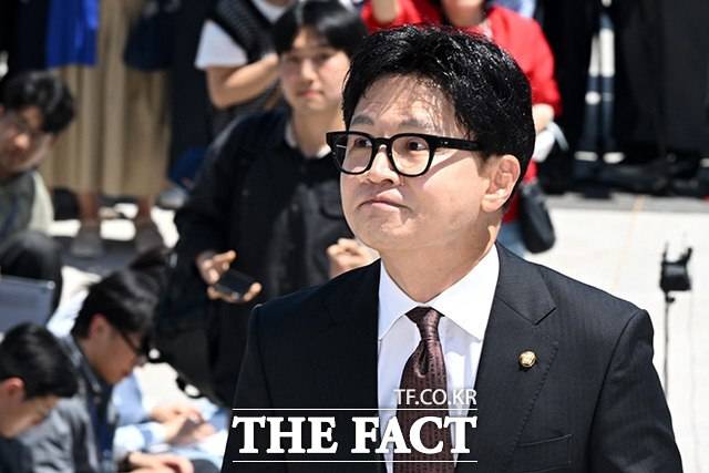 22대 국회 원내교섭단체인 더불어민주당과 국민의힘이 후반기 원 구성과 관련해 법제사법위원회를 서로 가지겠다며 신경전을 벌이고 있다. 6·3 국회의원 재보궐선거로 통해 입성한 의원들이 어느 상임위를 지원할지 관심이 쏠린다. 사진은 무소속 한동훈 의원이 지난 5일 오후 서울 여의도 국회로 등원하는 모습. /남용희 기자