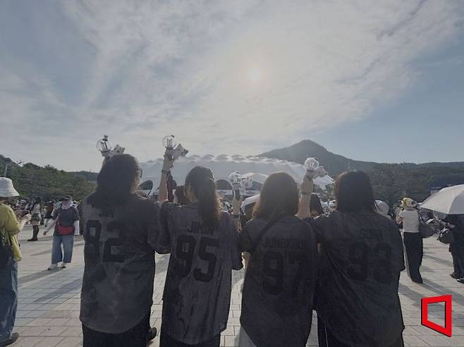 부산 아시아드 주경기장 인근에서 만난 BTS의 팬들이 아미밤을 들고 있다. 부산과 춘천, 충남 등에서 온 팬들 모습. 이이슬 기자