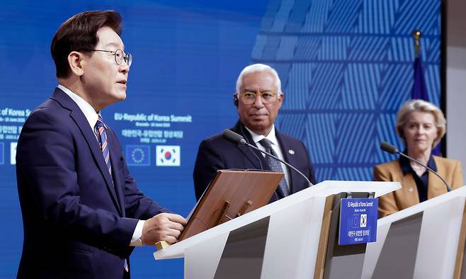 이재명 대통령과 안토니우 코스타 유럽연합(EU) 정상회의 상임의장, 우르줄라 폰데어라이엔 EU 집행위원장이 지난 10일(현지 시각) 벨기에 브뤼셀 EU 본부에서 정상회담 뒤 공동 언론 발표를 하고있다./뉴스1