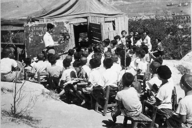 1951년 어린 학생들이 부산의 한 피란학교에서 수업을 듣고 있는 모습. 1951년 1·4후퇴 이후 문교부가 공식적으로 피란 학생들을 대상으로 하는 피란학교를 설치하도록 지시했다. 피란학교는 지역에 따라 1954년까지 운영됐다. /조선일보DB