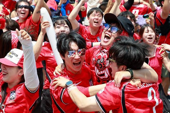 축구국가대표팀 공식 서포터즈 붉은악마를 비롯한 시민들이 12일 서울 종로구 광화문광장에서 2026 북중미월드컵 A조 조별리그 1차전 대한민국과 체코의 경기 후반전을 화면으로 지켜보며 거리응원을 펼치던 중 황인범의 동점골에 환호하고 있다. 2026.6.12 ⓒ 뉴스1 안은나 기자 /사진=뉴스1