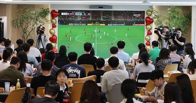 2026 북중미 월드컵 조별리그 A조 한국과 체코의 경기가 열린 12일 서울 강남구 역삼동 GS타워에서 GS리테일 임직원들이 함께 경기를 보며 응원하고 있다. 2026.6.12 /사진=연합뉴스