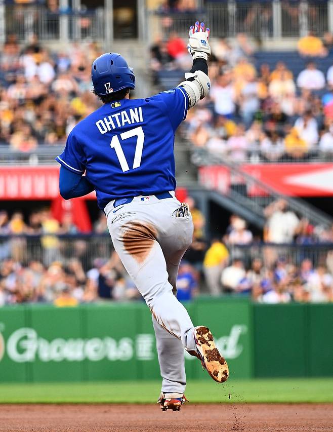 <yonhap photo-4689=""> PITTSBURGH, PENNSYLVANIA - JUNE 11: Shohei Ohtani #17 of the Los Angeles Dodgers rounds the bases after hitting a solo home run in the third inning during the game against the Pittsburgh Pirates at PNC Park on June 11, 2026 in Pittsburgh, Pennsylvania. Justin Berl/Getty Images/AFP (Photo by Justin Berl / GETTY IMAGES NORTH AMERICA / Getty Images via AFP)/2026-06-12 08:41:06/ <저작권자 ⓒ 1980~2026 ㈜연합뉴스. 무단 전재 재배포 금지, AI 학습 및 활용 금지></yonhap>