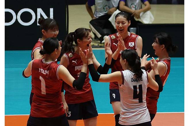 12일 필리핀 캔돈 시티에서 열린 아시아배구연맹(AVC) 컵 조별리그 최종전에서 대만을 3-2로 꺾은 한국 여자 배구 대표팀. 사진 AVC