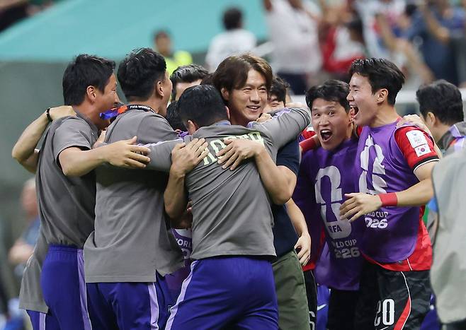 12일(한국시간) 멕시코 사포판 과달라하라 스타디움에서 열린 2026 북중미 월드컵 A조 1차전 한국과 체코의 경기가 한국의 2대1 역전승으로 끝났다. 경기 종료 휘슬이 울리자 홍명보 감독과 선수들이 환호하고 있다. 연합뉴스