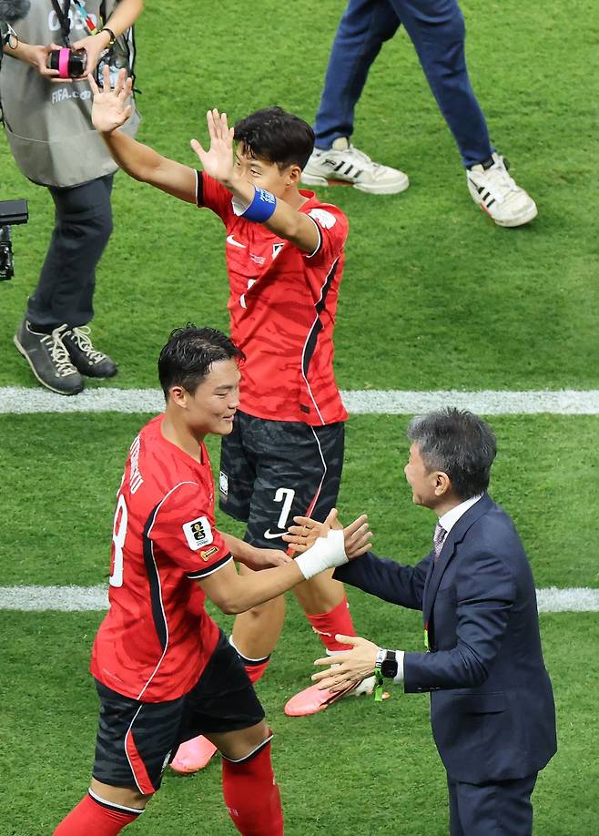 12일(한국시간) 멕시코 과달라하라 스타디움에서 열린 2026 북중미 월드컵 A조 1차전 한국과 체코의 경기. 역전골을 넣으며 팀을 승리로 이끈 오현규가 정몽규 축구협회장의 축하를 받고 있다. 연합뉴스