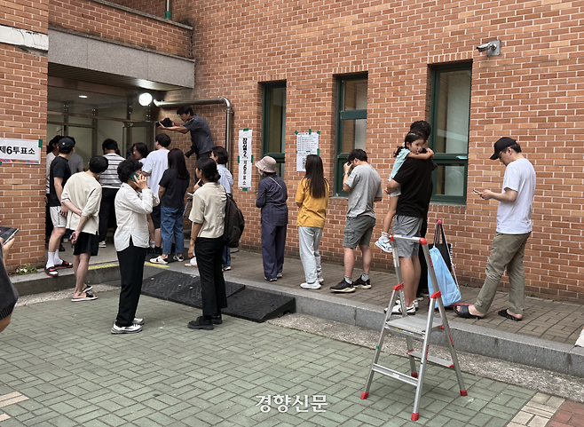 투표소를 찾은 시민들이 6·3 지방선거 본투표일이었던 지난 3일 투표 마감시간인 오후 6시를 넘겨 서울 송파구의 한 투표소에서 줄을 서 투표를 기다리고 있다. 안효빈 기자