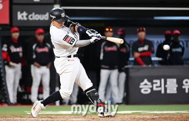 2026년 4월 22일 오후 경기도 수원KT위즈파크에서 열린 '2026 신한 SOL KBO리그' KIA 타이거즈와 KT 위즈의 경기KT 한승택이 7회말 2사 만루서 3루수 앞 내야안타로 역전을 시키고 있다.