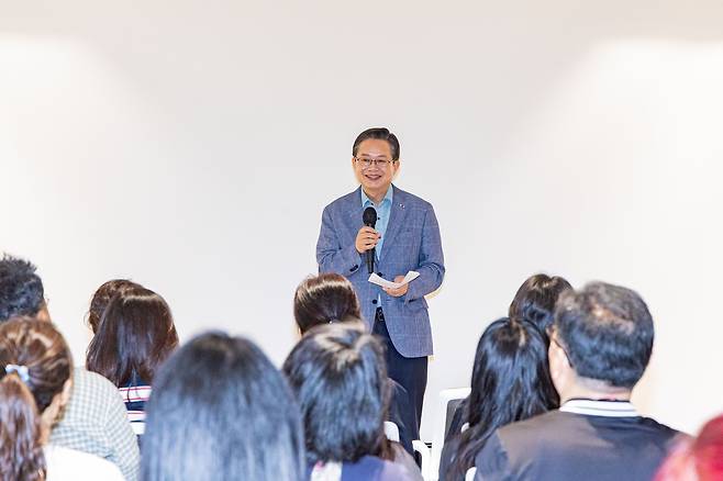 최호권 영등포구청장이 13일 오전 여의도 브라이튼 도서관에서 열린 ‘2027학년도 대입 합격 전략 특강’에 참석해 인사말을 하고 있다.