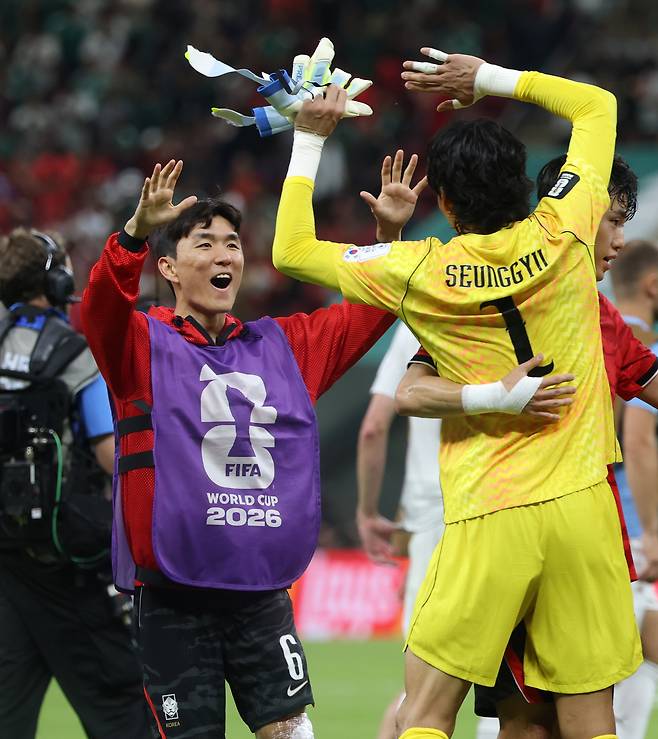 11일(현지 시간) 멕시코 과달라하라 스타디움에서 열린 2026 북중미 월드컵 조별리그 A조 대한민국과 체코의 경기가 대한민국의 2-1 승리로 끝난 뒤 동점골의 주인공 황인범이 김승규와 기뻐하고 있다. 사진 = 뉴시스