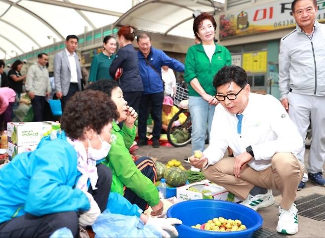 김철우 보성군수가 녹차골향토시장에서 보성사랑상품권을 이용하고 있다.
