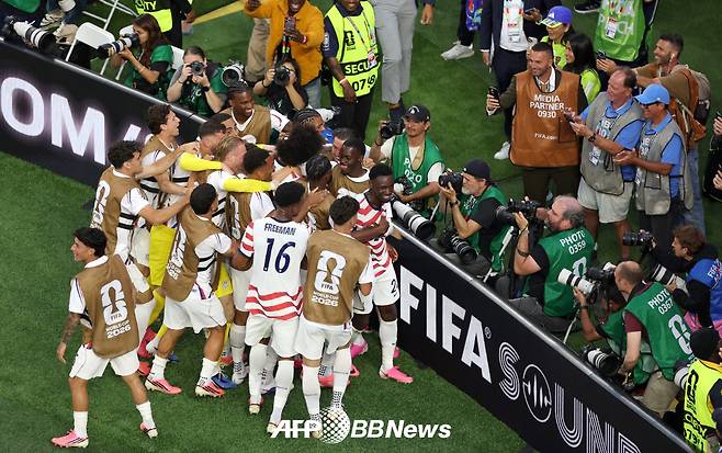 미국 축구대표팀 선수들이 13일 미국 로스앤젤레스 스타디움에서 열린 파라과이와의 2026 FIFA 북중미 월드컵 조별리그에서 골을 넣은 뒤 기뻐하고 있다. /AFPBBNews=뉴스1