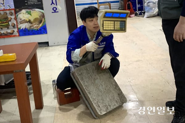 12일 오전 수원시 팔달구 수원역전시장 건물 지하 1층. 검사원이 전자저울의 구조와 표식 등을 살펴보고 있다. 2026.6.12 /유혜연기자 pi@kyeongin.com