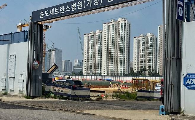 ▲ 지난 10일 송도세브란스병원 신축 공사가 진행 중인 인천 연수구 송도동 162-1 일원 모습. /홍준기 기자 hong@incheonilbo.com
