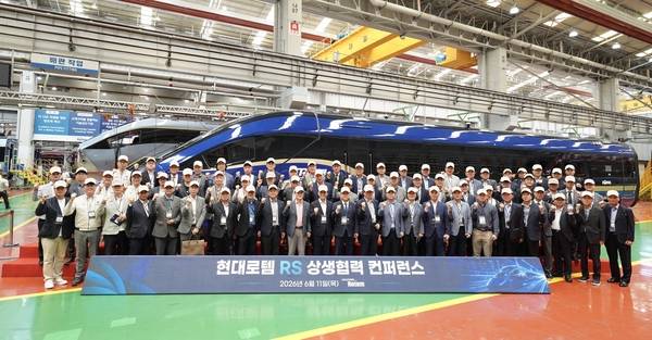 현대로템은 지난 11일 창원공장에서 '2026 현대로템 레일솔루션 상생협력 컨퍼런스'를 열었다. 협력사 관계자 등 참석자들이 기념사진을 찍고 있다./현대로템