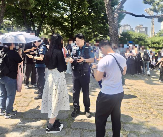 BTS 부산 공연 때 현장에서 암표를 단속 중인 경찰관. 부산경찰청 제공