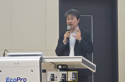 송호준 에코프로 대표가 지난 11일 포항 에코프로비엠 캠퍼스에서 열린 제조업 인공지능전환(M.AX) 현장 언론 공개 행사에서 AI 공정 도입에 대해 설명하고 있다. /사진=산업통상부 공동취재단