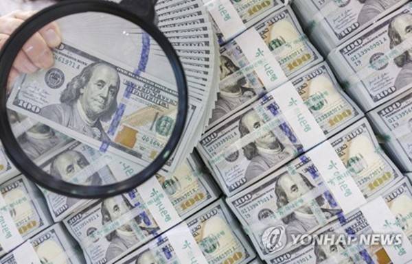 원·달러 환율이 1500원을 넘어서며 뉴노멀(새 기준)로 굳어지고 있다. 한미 간 기준금리 격차가 장기화되는 가운데, 향후 미국발 금리인상 가능성, 미-이란 전쟁 장기화까지 겹쳐 고환율로 이어지는 것이다. 은행권에서는 이 같은 고환율 현상으로 인해 달러예금 잔액이 5영업일만에 13억달러 이상 급증했다./사진=연합뉴스 제공