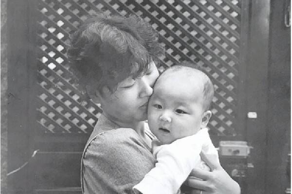 김병진 씨 아내 강영미 씨와 당시 두 살였던 장남. 부부가 일본으로 도망갈 때 놓아 두고 갔던 사진으로, 한국 수사당국은 이 사진을 복사해 나눠 주면서 그들의 소재지를 탐문했다. 아사히신문 6월 13일