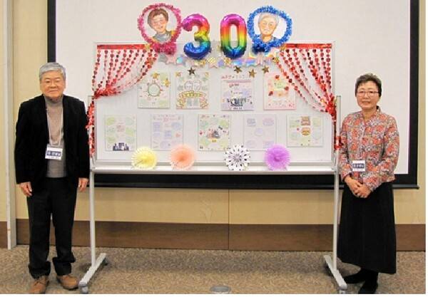지난 1월 한글강좌 개설 30주년 기념식 때의 김병진 씨와 강영미 씨 모습. 아사히신문 6월 13일