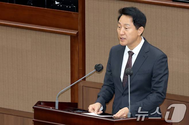 오세훈 서울시장이 지 11일 오후 서울 중구 서울특별시의회 본회의장에서 열린 제336회 서울시의회 정례회 본회의에 출석해 신입 간부 소개를 하고 있다. 2026.6.11 ⓒ 뉴스1 이광호 기자