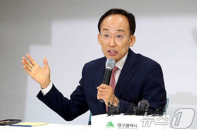 추경호 대구시장 당선인이 지난 8일 오후 대구 동구 대구콘텐츠센터에서 열린 민선9기 대구시장직 인수위원회 기자간담회에서 모두발언을 하고 있다. 2026.6.8 ⓒ 뉴스1 공정식 기자