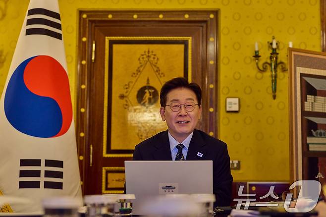 유럽 순방 중인 이재명 대통령이 14일(현지 시간) 이탈리아 로마에서 화상 수석·보좌관회의를 주재하고 있다. (공동취재) 2026.6.14 ⓒ 뉴스1 허경 기자