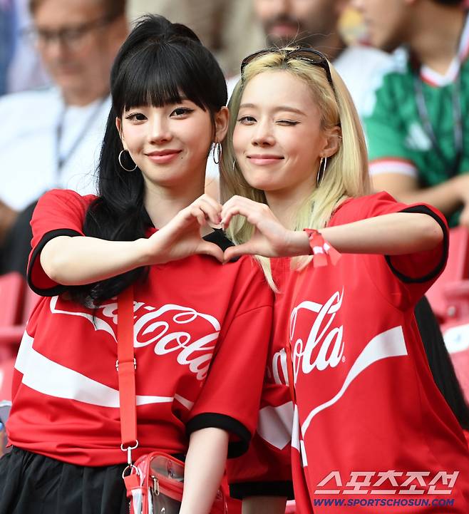 12일(한국시각) 멕시코 과달라하라 사포판의 에스타디오 과달라하라에서 열린 2026 북중미월드컵 대한민국과 체코의 경기. 경기장을 찾은 에스파 카리나와 윈터가 포즈를 취하고 있다. 사포판(멕시코)=허상욱 기자wook@sportschosun.com/2026.06.12/