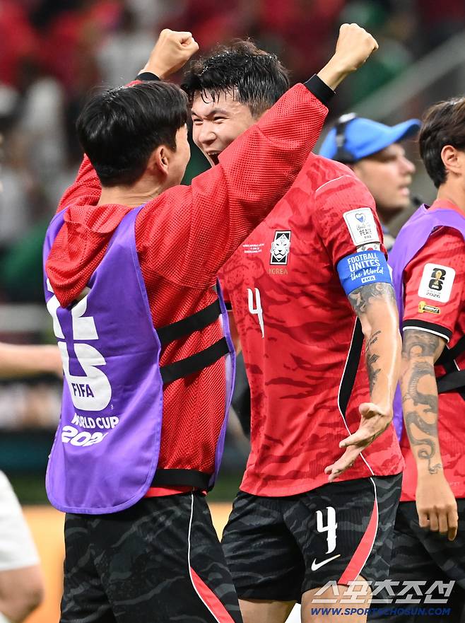 주장 완장을 찬 김민재와 동점골 황인범의 환호