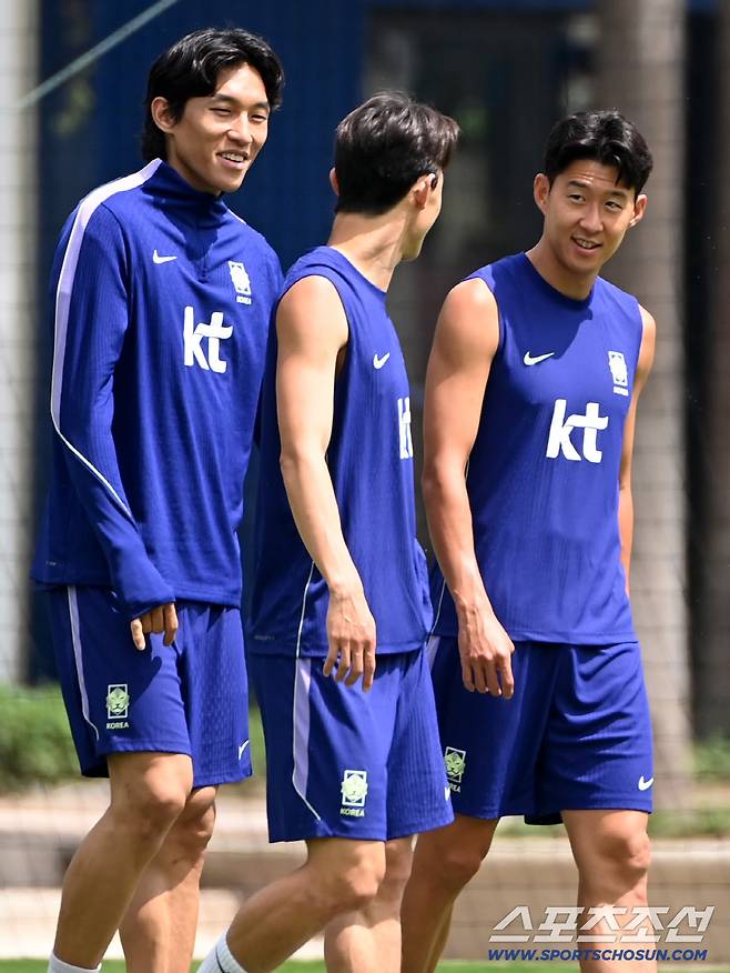 2026 북중미 월드컵 체코전에서 승리한 대한민국 월드컵 대표팀이 13일(한국시각) 멕시코 과달라하라 인근 사포판 월드컵대표팀 베이스캠프 훈련장 치바스 베르데 바예에서 회복 훈련을 가졌다. 발걸음을 옮기는 손흥민 이재성 김승규의 모습. 사포판(멕시코)=허상욱 기자wook@sportschosun.com/2026.06.13/