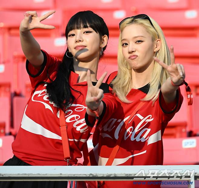 2026 북중미월드컵 대한민국과 체코의 경기. 경기장을 찾은 에스파 카리나와 윈터가 포즈를 취하고 있다. 사포판(멕시코)=허상욱 기자