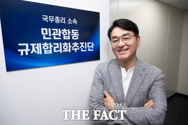 박용진 대통령 직속 규제합리화위원회 부위원장이 지난 10일 오후 서울 중구 부영태평빌딩에 마련된 규제합리화위원회 사무실에서 <더팩트>와 인터뷰에 앞서 포즈를 취하고 있다. /박헌우 기자