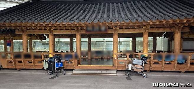 지난 7일 새벽 인천국제공항 내 한옥 형태 휴식공간 주변에 짐수레와 여행가방 등이 놓여 있다.사진=한승곤 기자