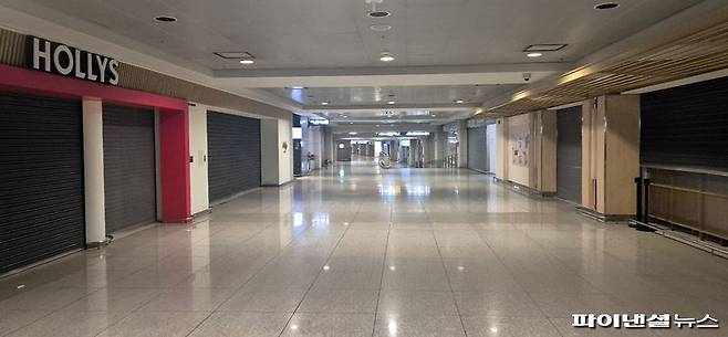 지난 7일 새벽 인천국제공항 내 매장 통로. 영업이 끝난 매장 셔터가 내려진 가운데 한산한 통로에 천장 조명만 켜져 있다.사진=한승곤 기자