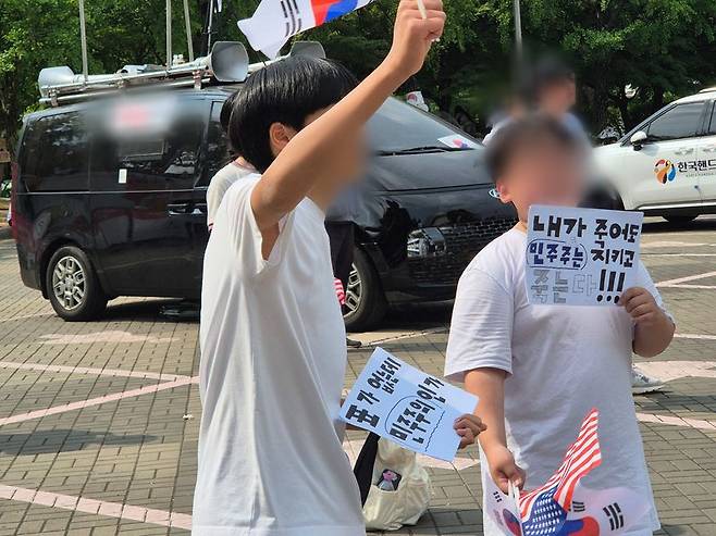 경기 동탄에서 올라온 최민영군(사진 오른쪽)이 '부정선거 재선거' '당일투표 수개표' 구호를 힘차게 외치고 있다. 사진=김예지 기자
