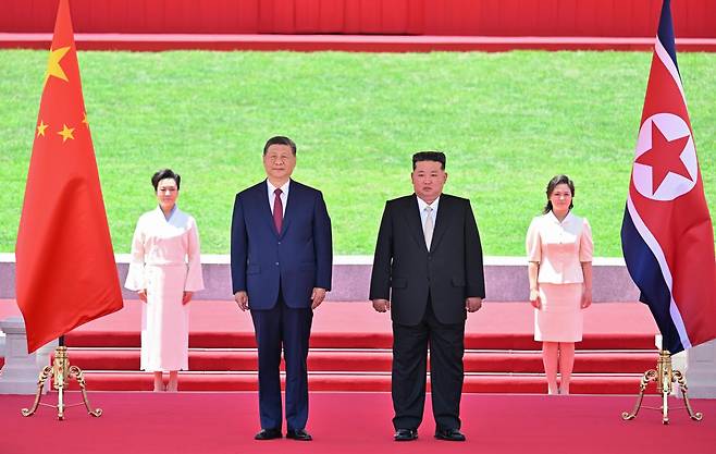 시진핑 중국 국가주석과 김정은 북한 국무위원장이 8일 북한 평양 김일성광장에서 열린 환영식에 참석하고 있다. 평양=신화 뉴시스