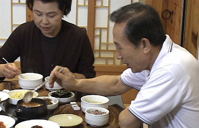이명박 전 대통령과 김윤옥 여사가 함께 식사하는 모습. 사진 이명박대통령기념재단