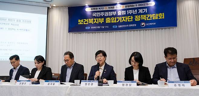 정은경 보건복지부 장관이 지난 11일 서울 광화문의 한 식당에서 열린 국민주권정부 출범 1주년 계기 보건복지부 출입기자단 정책간담회에서 발언하고 있다. 뉴스1
