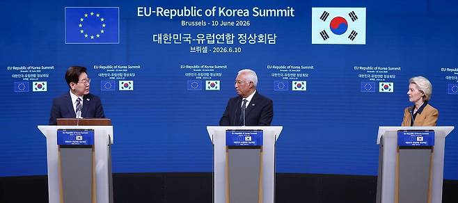 G7 정상회의 참석 계기 벨기에를 방문 중인 이재명 대통령이 10일(현지 시간) 브뤼셀 유럽 연합(EU) 이사회에서 유럽 연합 안토니우 코스타 정상회의 상임의장, 우르술라 폰 데어 라이엔 집행위원장과 한-EU 공동언론발표를 하고 있다. 뉴시스