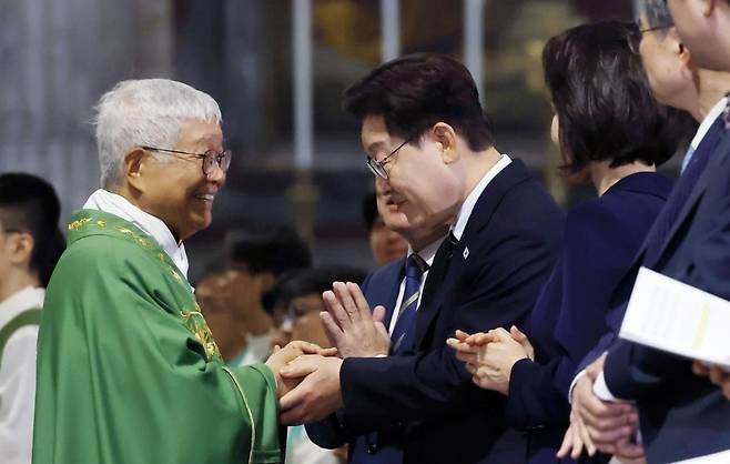 G7 정상회의를 계기로 교황청을 공식 방문중인 이재명 대통령과 김혜경 여사가 14일(현지시간) 로마 성바오로 대성전에서 열린 '평화와 연대를 위한 특별미사'에서 유흥식 추기경과 인사하고 있다. / 청와대사진기자단