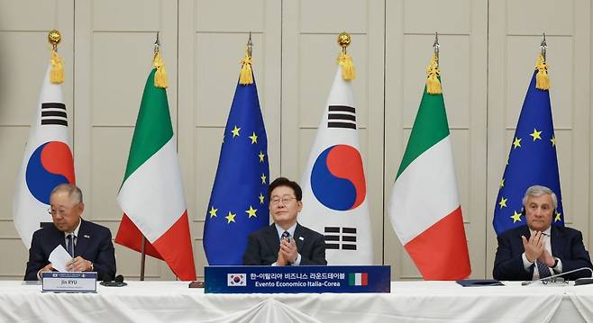 이재명 대통령이 12일(현지시간) 이탈리아 로마의 한 호텔에서 열린 비즈니스 라운드테이블에서 류진 한국경제인협회장의 발언이 끝나자 박수 치고 있다. 연합뉴스