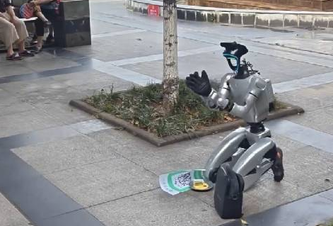 중국 푸젠성 푸저우의 거리에서 구걸하는 휴머노이드 로봇. 웨이보