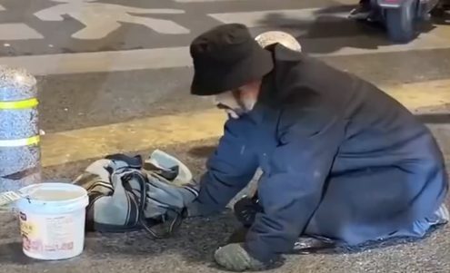 사람 얼굴에 모자를 쓰고 코트를 입은 채 구걸하는 중국 휴머노이드 로봇. 웨이보