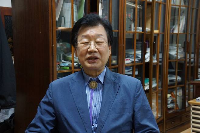 윤성진 부산 영락교회 원로목사가 지난 12일 원로목사실에서 국민일보와 만나 인터뷰를 하고 있다. 윤 원로목사는 “기도 모임이 성도들의 기도 응답은 물론 하나님께 최고의 영광을 돌리는 축제의 장이 되길 원한다”고 말했다.