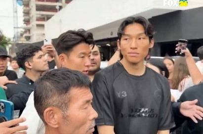 손흥민이 부친 손웅정 씨, 김승규와 함 14일 멕시코 과달라하라의 한 타코 전문점을 찾아 화제가 됐다. 폭스스포츠 멕시코 화면 캡처