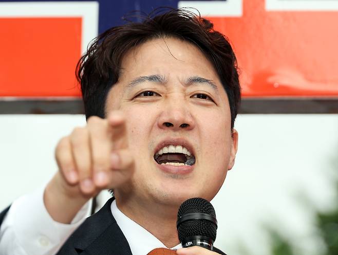 개혁신당 이준석 대표가 지난달 21일 서울 동작구 사당역 인근에서 열린 김정철 서울시장 후보 출정식에서 지원 유세를 하고 있다. 연합뉴스